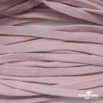 Шнур плетеный d-8 мм плоский, 70% хлопок 30% полиэстер, уп.85+/-1 м, цв.1019-св.розовый - купить в Магадане. Цена: 735 руб.