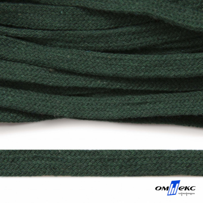 Шнур плетеный d-8 мм плоский, 70% хлопок 30% полиэстер, уп.85+/-1 м, цв.1016-т.зеленый - купить в Магадане. Цена: 742.50 руб.